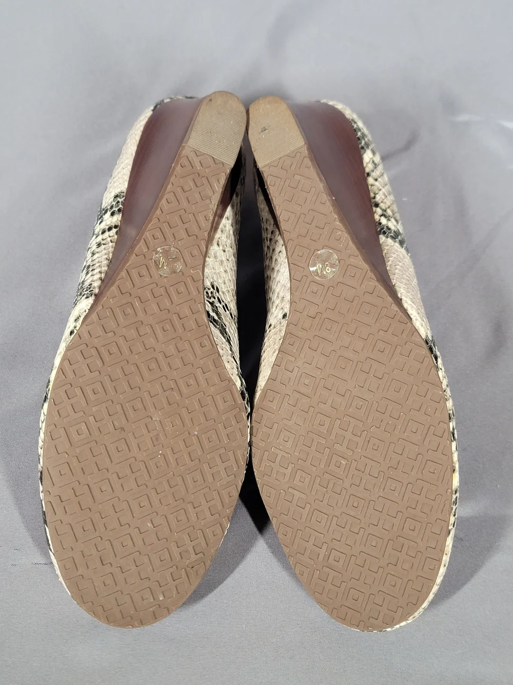Tory Burch Snake Print Wedge Pumps Women's Size 8 Leather Logo Medallion Heels